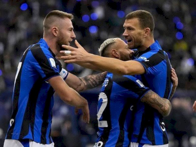 Pemain Inter Milan merayakan gol ke gawang AC Milan. (int)