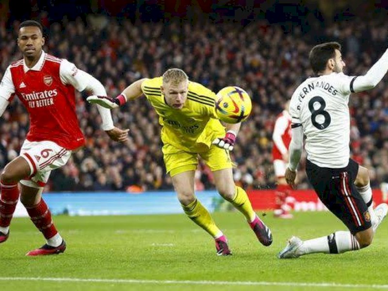 Pemain Arsenal dan MU berjibaku dalam laga malam tadi. (int)