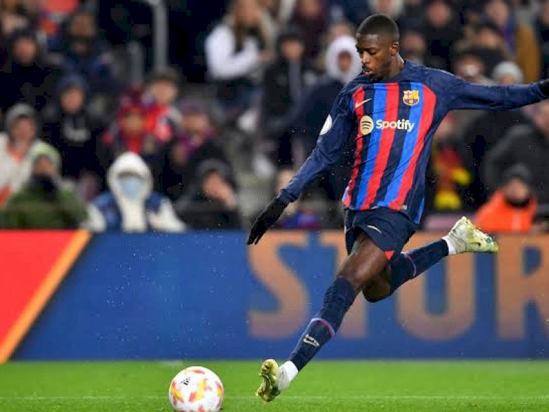 Dembele melepaskan tembakan ke arah gawang Sociedad. (int)