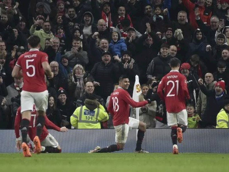 Casemiro melakukan selebrasi usai membobol gawang Reading. (int)