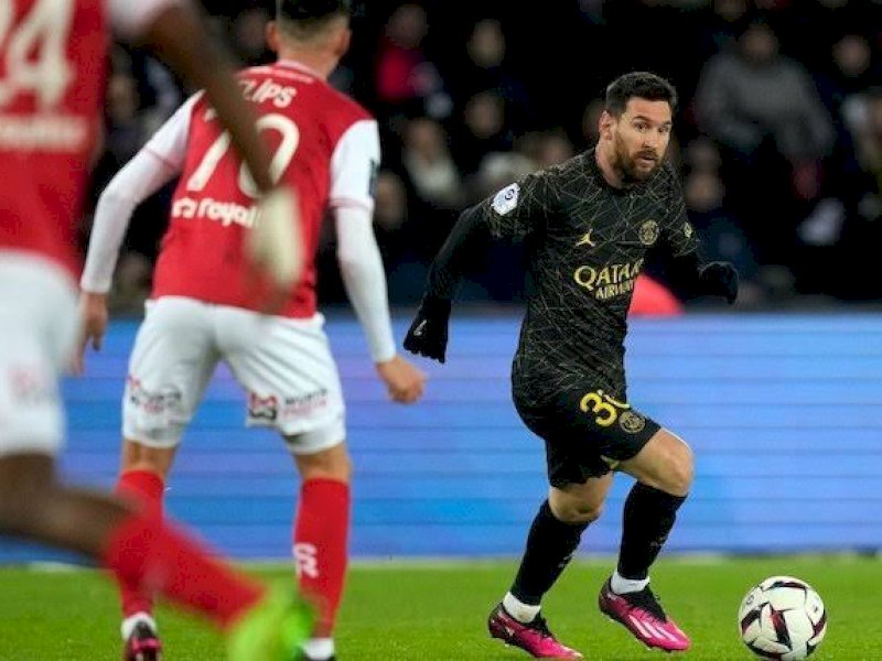Lionel Messi menggiring bola saat PSG menjamu Reims. (int)