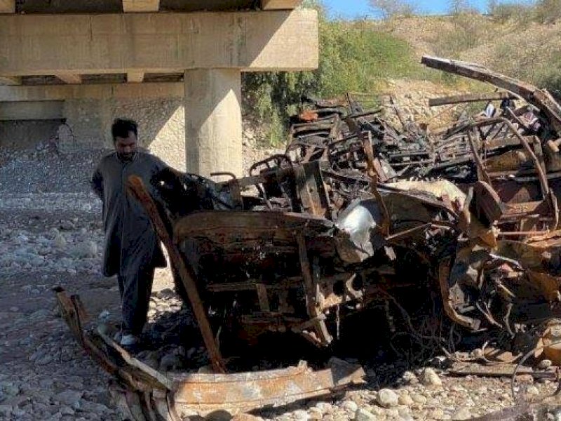 Bus Angkut Minyak Terjun dari Jembatan di Pakistan, 41 Orang Tewas