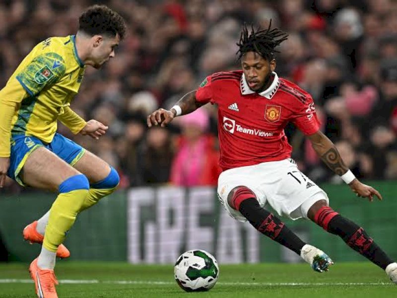 Pemain Nottingham berusaha menahan laju pemain MU. (int)