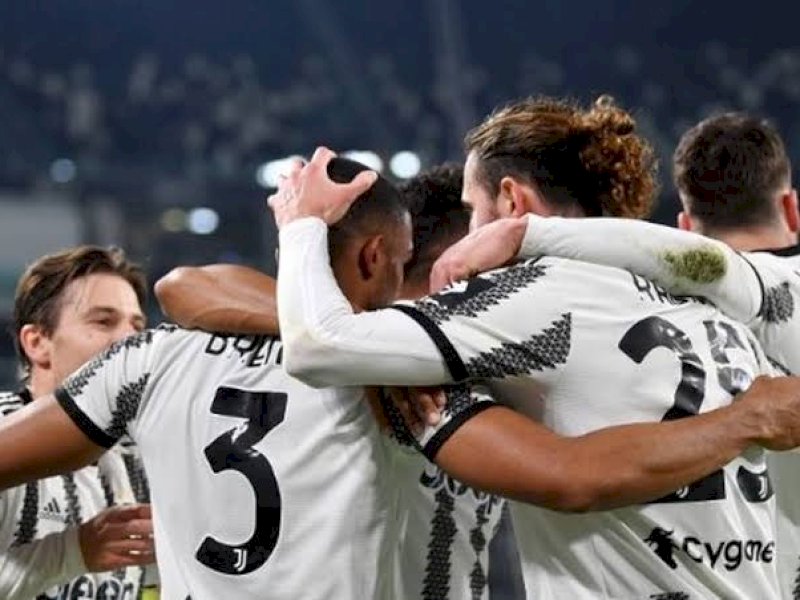 Pemain Juventus merayakan gol ke gawang Lazio.