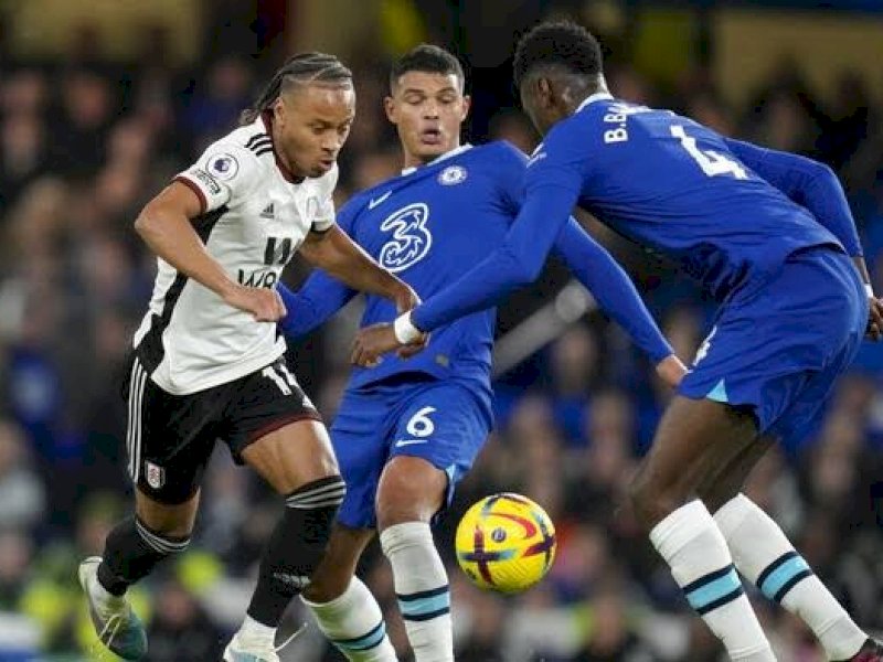 Pemain Fulham berusaha melewati adangan pemain Chelsea. (int)