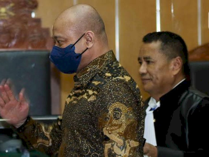 Hotman Paris saat mendampingi Irjen Teddy Minahasa dalam sidang dakwaan. (int)