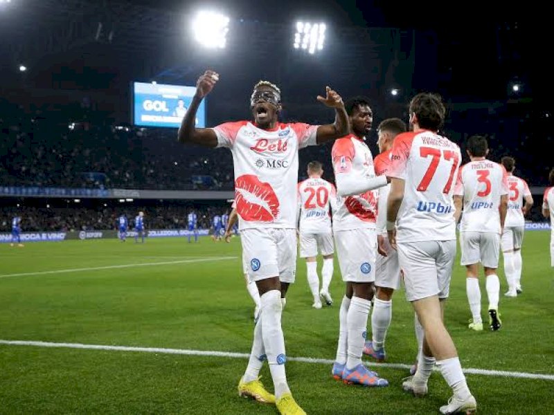 Pemain Napoli merayakan gol ke gawang Cremonese. (int)