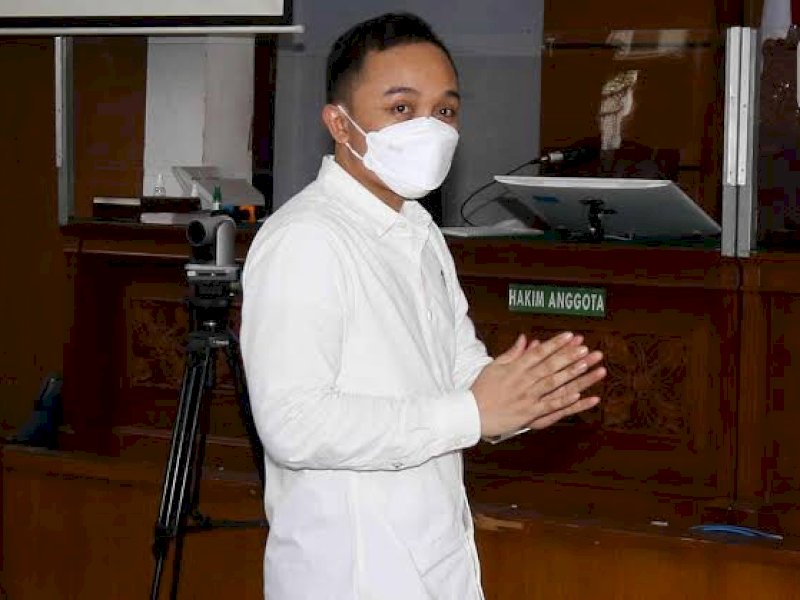 Bripka Ricky Rizal sesaat sebelum pembacaan vonis oleh majelis hakim. (int)