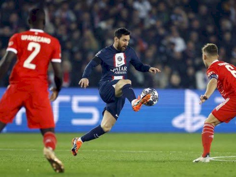 Lionel Messi diadang dua pemain Bayern Munich. (int)