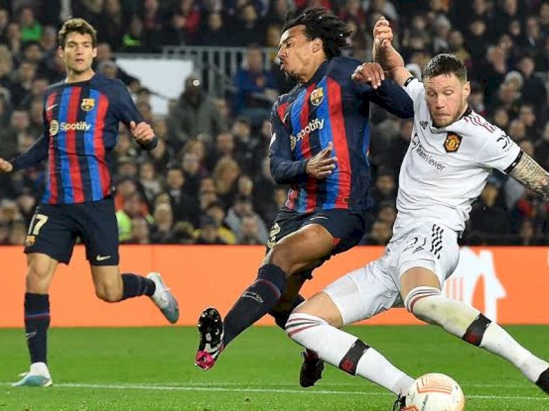 Pemain MU dan Barcelona berjibaku dalam laga dini hari tadi. (int)