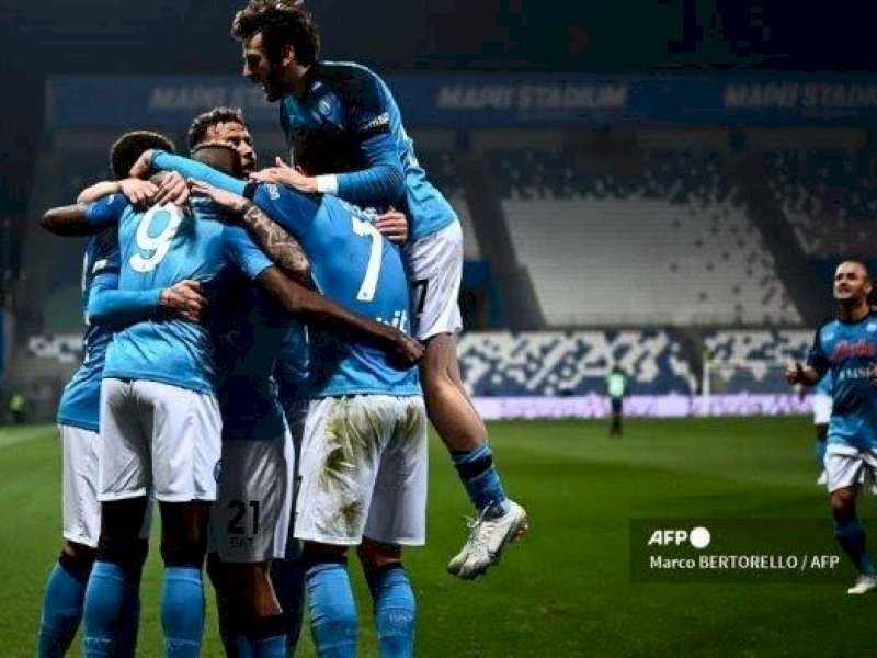Pemain Napoli merayakan gol ke gawang Sassuolo. (int)