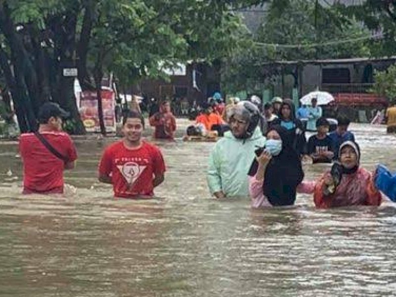 Banjir yang melanda Makassar akibat pasang air laut, awal pekan lalu.