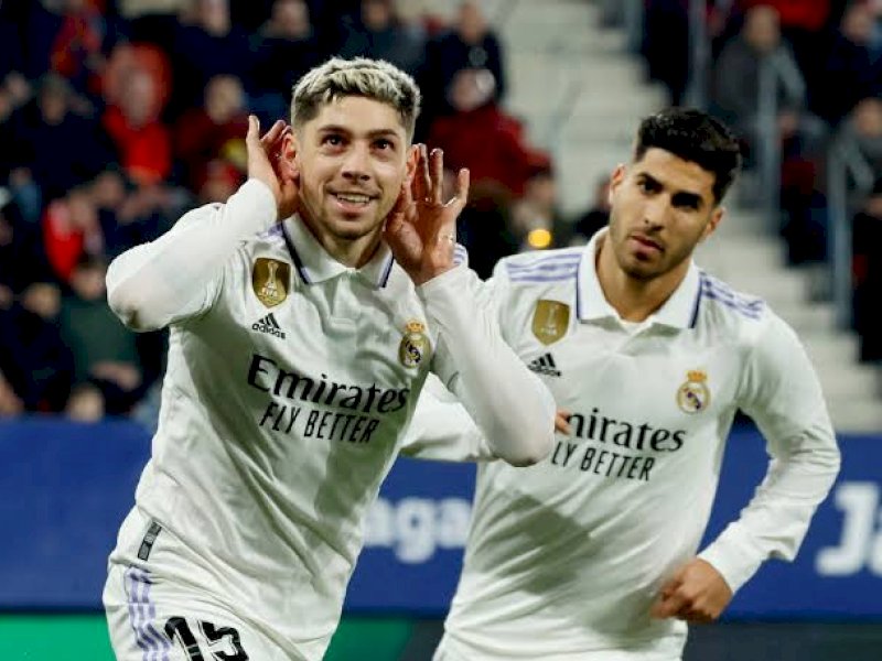 Pemain Madrid melakukan selebrasi usai menjebol gawang Osasuna. (int)