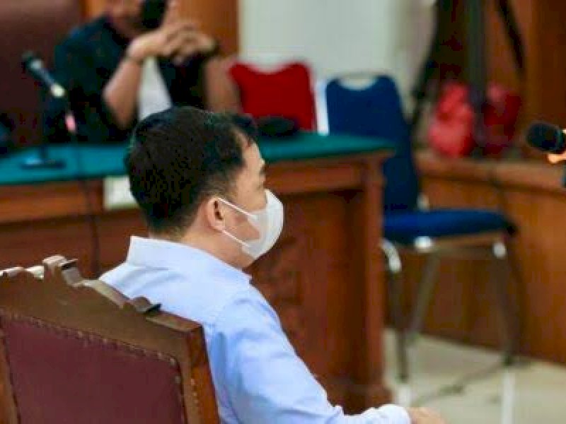 Arief Rahman mendengarkan pembacaan vonis majelis hakim. (int)