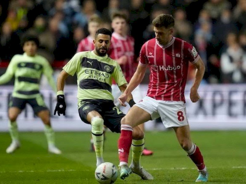 Pemain Mqanchester City berusaha mengadang pemain Bristol. (int)