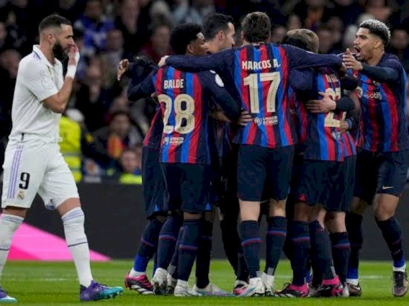 Pemain Barcelona merayakan gol ke gawang Madrid. (int)