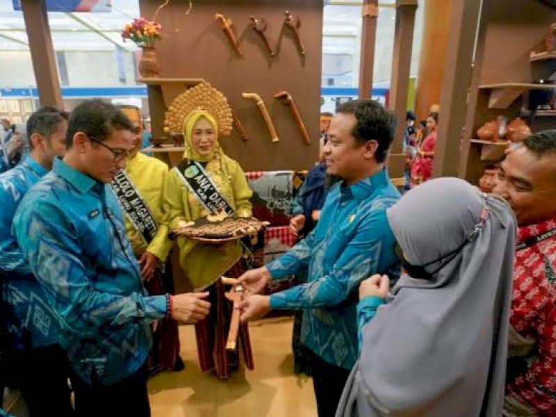 Menparekraf Sandiaga Uno menerima cenderamata salah satu kerajinan Sulsel.