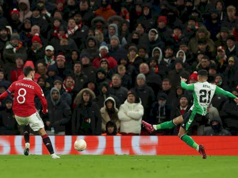 Pemain Real Betis melepas tembakan ke gawang MU. (int)