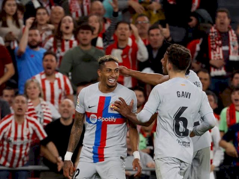 Pemain Barcelona merayakan gol ke gawang Athletic Bilbao. (int)