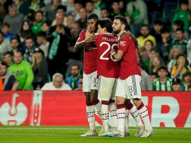 Pemain MU merayakan gol ke gawang Real Betis. (int)