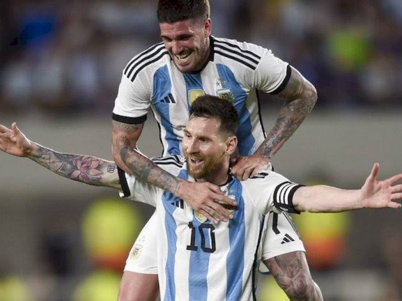 Lionel Messi melakukan selebrasi usai menjebol gawang Panama. (int)