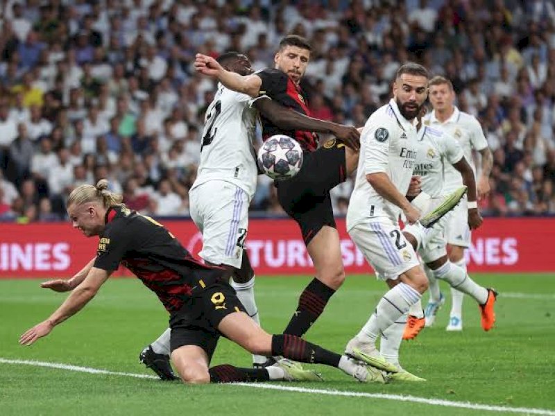 Pemain Real Madrid dn Manchester City berjibaku berebut bola. (int)