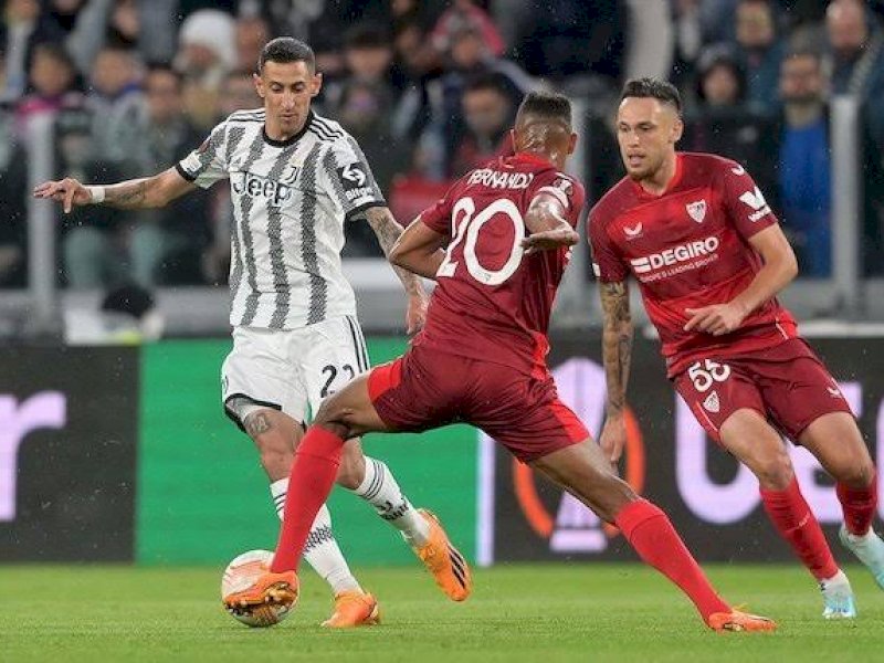 Pemain Sevilla mengadang Angel Di Maria. (int)