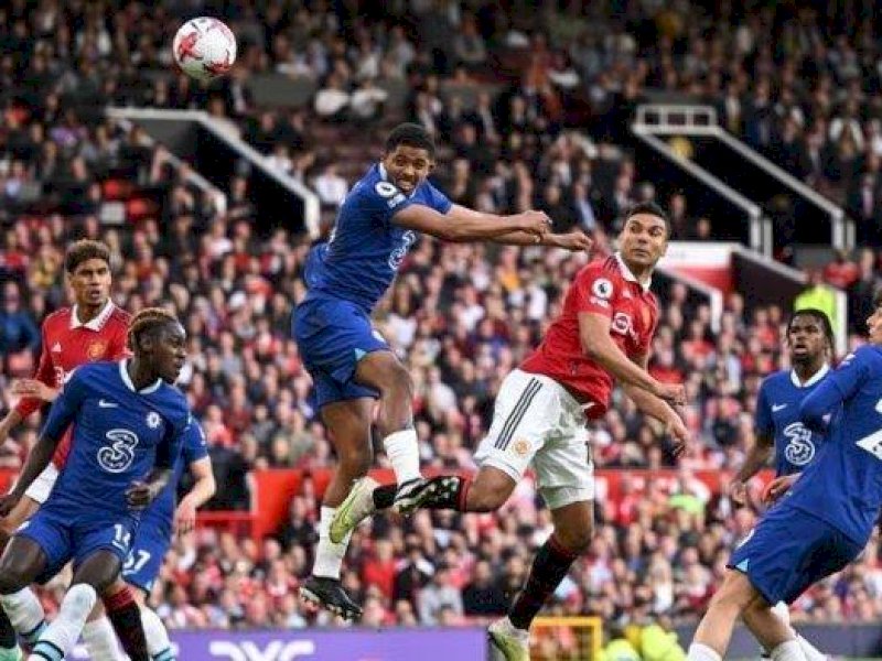 Pemain MU dan Chelsea berebut bola udara. (int) 