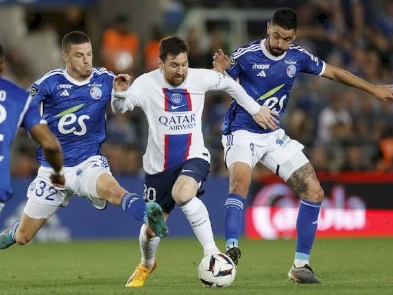 Lionel Messi dikurung tiga pemain Strasbourg dalam laga dini hari tadi. (int) 