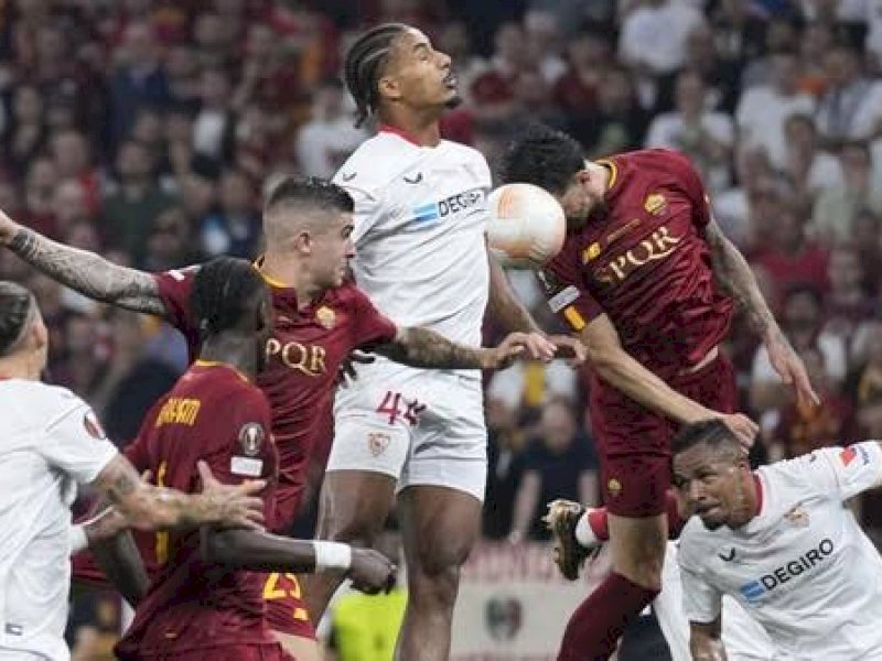 Pemain Sevilla dan AS Roma berebut bola udara. (int) 