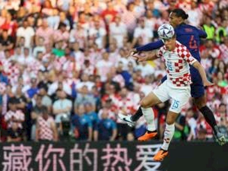 Pemain Belanda dan Kroasia berebut bola udara. (int) 