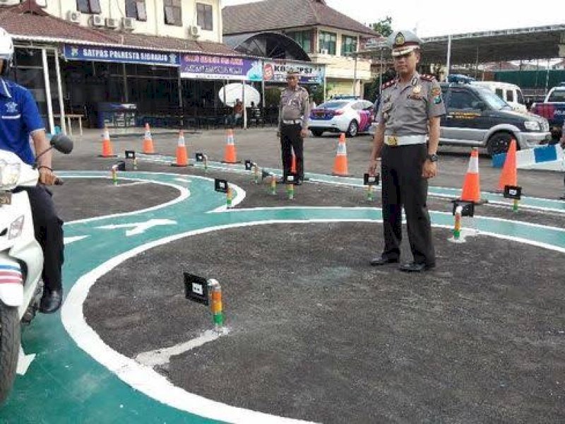 Ujian praktik SIM dengan formasi 8.