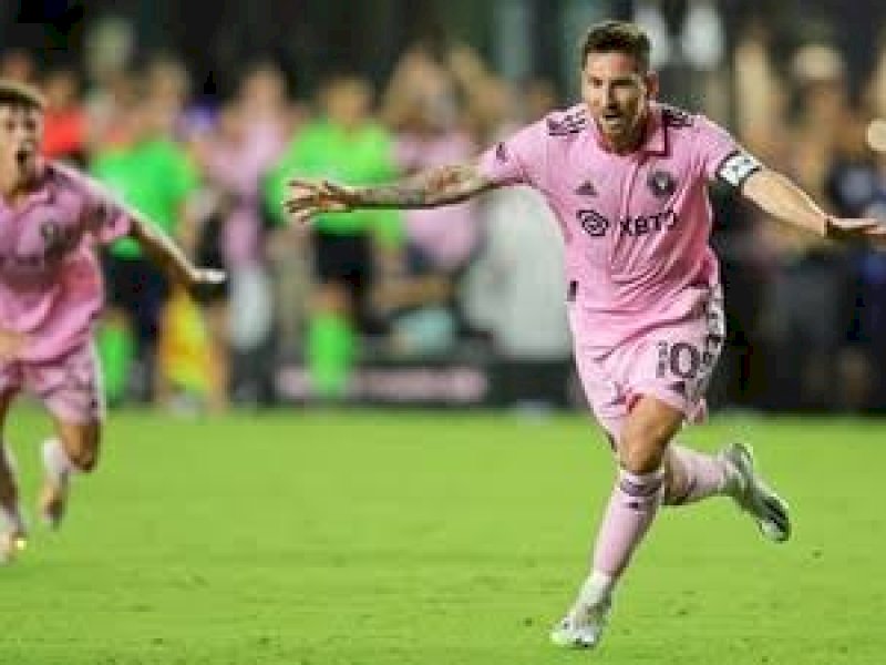 Lionel Messi melakukan selebrasi usai mencetak gol di laga debutnya. (int) 