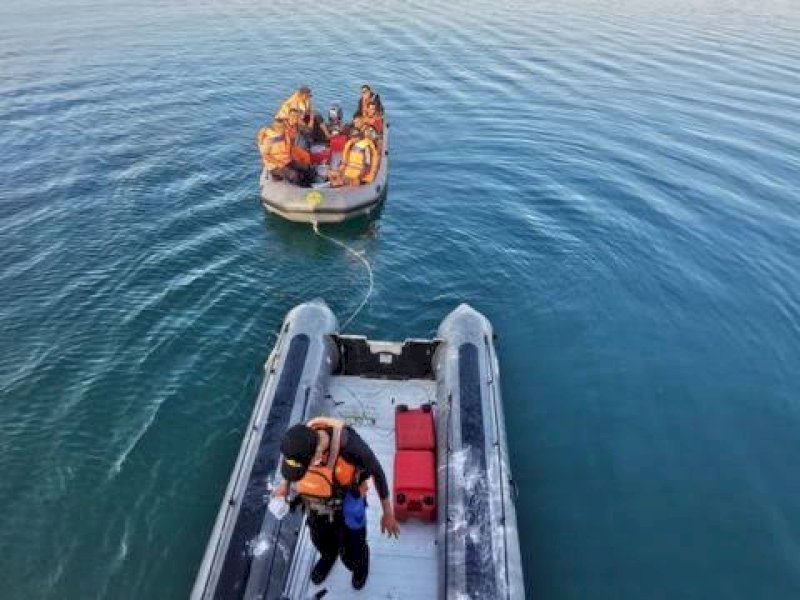 Tim SAR gabungan melakukan pencarian korban kapal tenggelam di Buton Tengah. 
