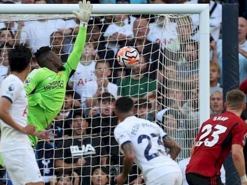 Pemain Tottenham menjebol gawang MU. (int) 
