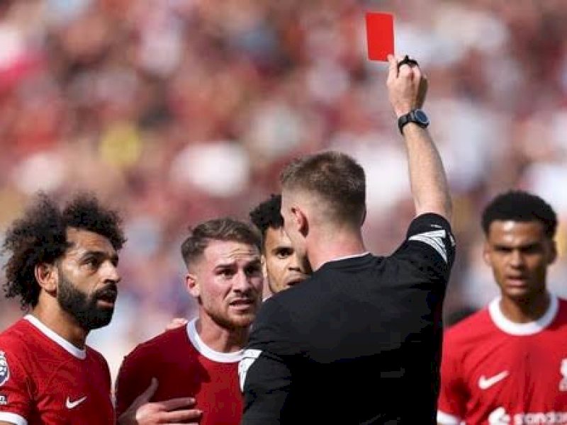 Mac Allister saat menerima kartu merah dari wasit. (int) 