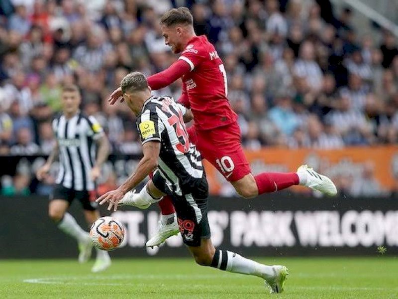 Pemain Liverpool dan Newcastle berjibaku berebut bola. (int) 