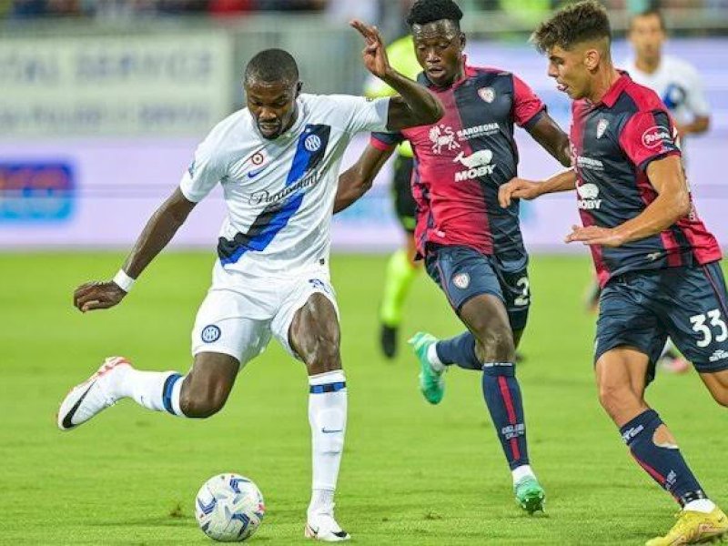 Pemain Inter Milan diadang dua pemain Cagliari. (int) 