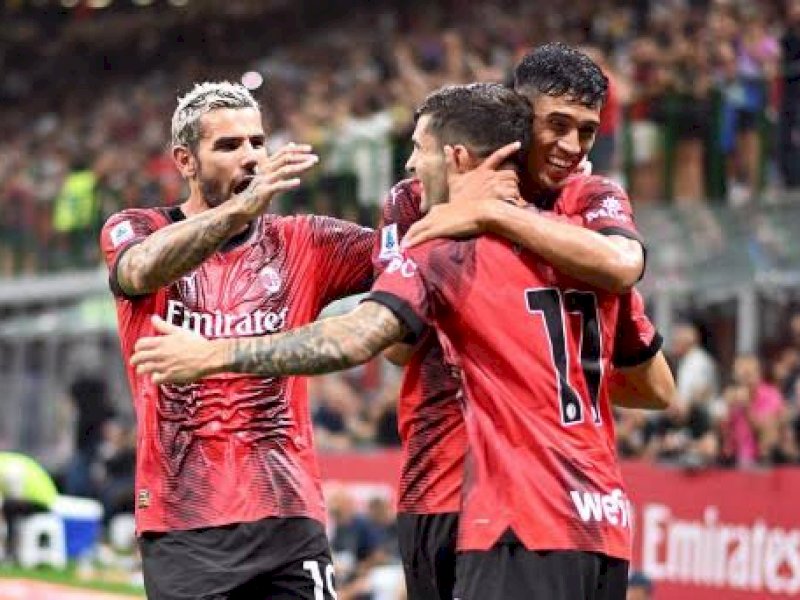 Pemain AC Milan merayakan gol ke gawang AS Roma. (int) 