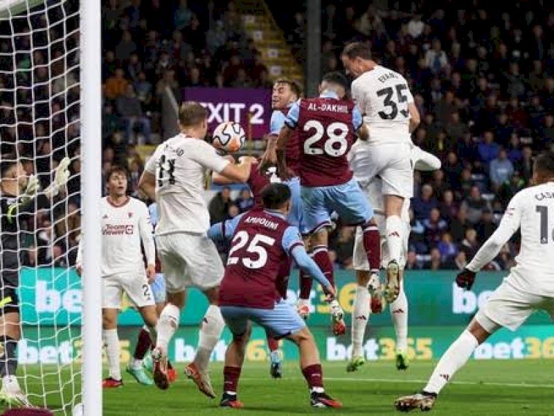 Pemain MU dan Burnley berebut bola udara. (int) 