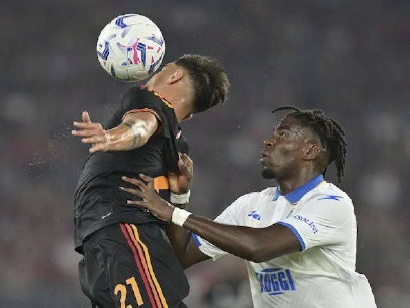 Pemain AS Roma dan Frosinone berebut bola dalam laga dini hari tadi. (int) 