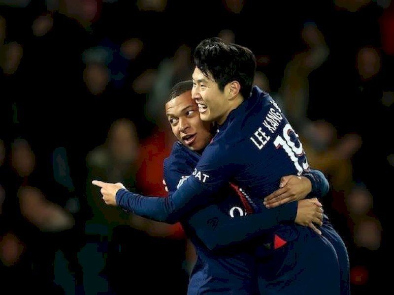 Pemain PSG merayakan gol ke gawang Montpellier. (int)