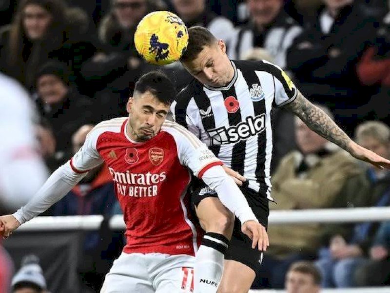 Pemain Newcastle dan Arsenal berebut bola udara. (int)