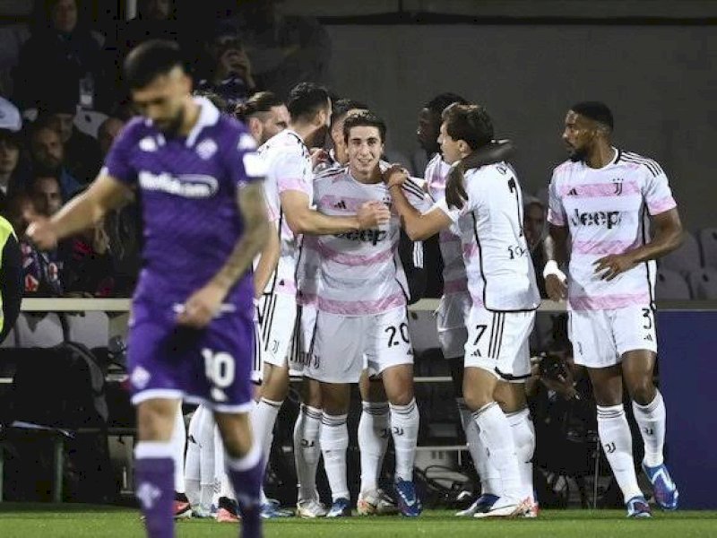 Pemain Juventus merayakan gol ke gawang Fiorentina. (int)