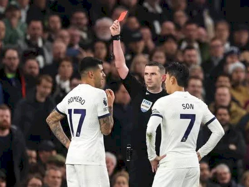 Wasit menghadiahi kartu merah kepada pemain Tottenham. (int)