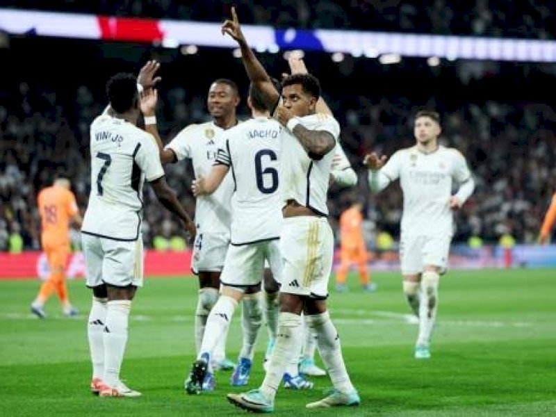 Pemain Madrid merayakan gol ke gawang Valencia. (int) 