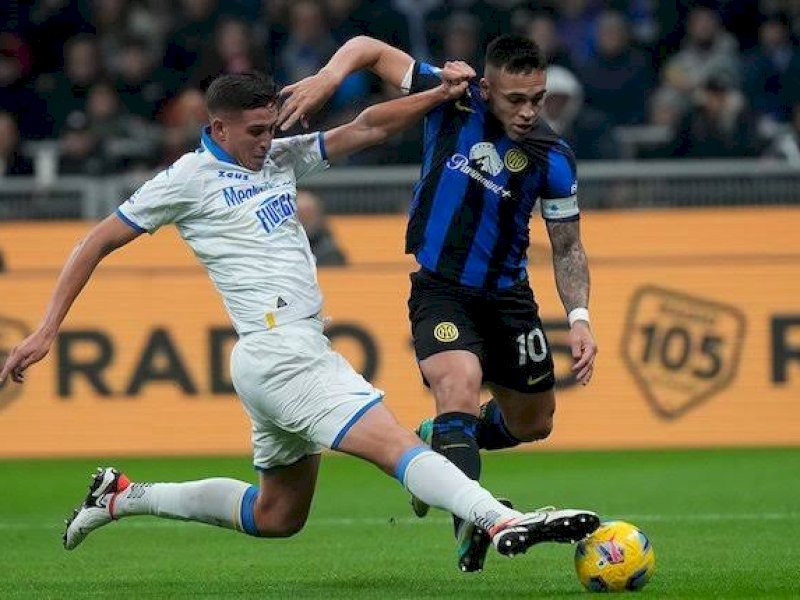 Pemain Inter Milan dan Frosinone berjibaku berebut bola. (int) 