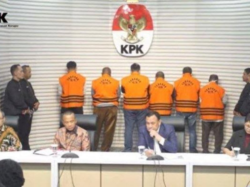 Ketua KPK Firli Bahuri memimpin konferensi pers di gedung KPK, Jakarta Selatan, Selasa (14/11/2023).
