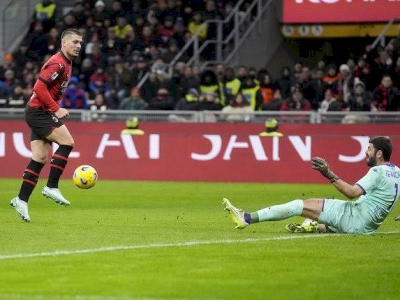 Theo Hernandez melakukan eksekusi penalti ke gawang Fiorentina. (int) 