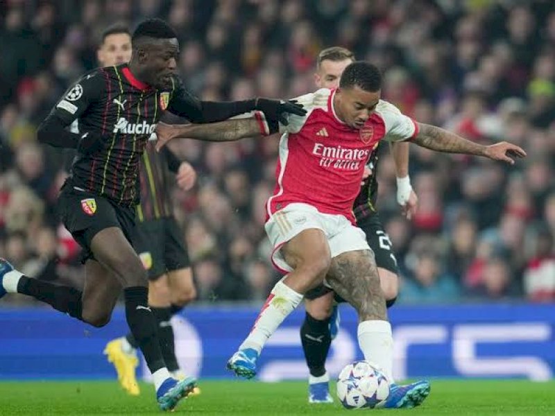 Pemain Arsenal diadang dua pemain Lens. (int) 